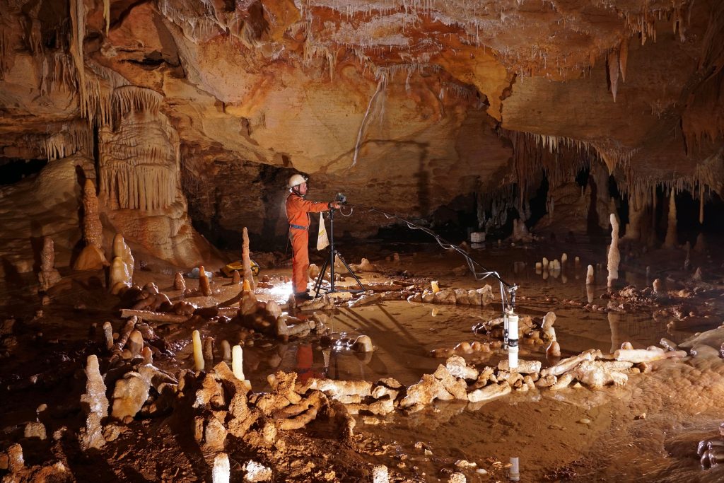 Prise de mesures pour létude archéo-magnétique de la grotte de Bruniquel, Tarn-et-Garonne. Cette grotte comporte des structures aménagées datées denviron 176 500 ans. Léquipe scientifique a développé un nouveau concept, celui de "spéléofacts", pour nommer ces stalagmites brisées et agencées. Linventaire de ces 400 spéléofacts montre des stalagmites agencées et bien calibrées qui totalisent 112 mètres cumulés et un poids estimé à 2,2 tonnes de matériaux déplacés. Ces structures sont composées déléments alignés, juxtaposés et superposés (sur 2, 3 et même 4 rangs). Cette découverte recule considérablement la date de fréquentation des grottes par lHomme, la plus ancienne preuve formelle datant jusquici de 38 000 ans (Chauvet). Elle place ainsi les constructions de Bruniquel parmi les premières de lhistoire de lHumanité. Ces travaux ont été menés par une équipe internationale impliquant notamment Jacques Jaubert de luniversité de Bordeaux, Sophie Verheyden de lInstitut royal des Sciences naturelles de Belgique (IRSNB) et Dominique Genty du CNRS, avec le soutien logistique de la Société spéléo-archéologique de Caussade, présidée par Michel Soulier. UMR5199 DE LA PREHISTOIRE A L'ACTUEL : CULTURE, ENVIRONNEMENT ET ANTHROPOLOGIE ,UMR8212 Laboratoire des Sciences du Climat et de l'Environnement 20160048_0006